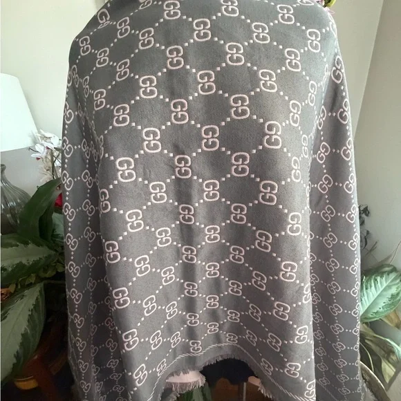 Gucci  Logo Patterned Shawl. - Picture 3 of 16